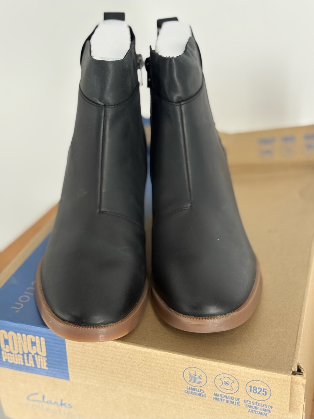New Clarks  Women's Black Leather Ankle Boots size 9M
